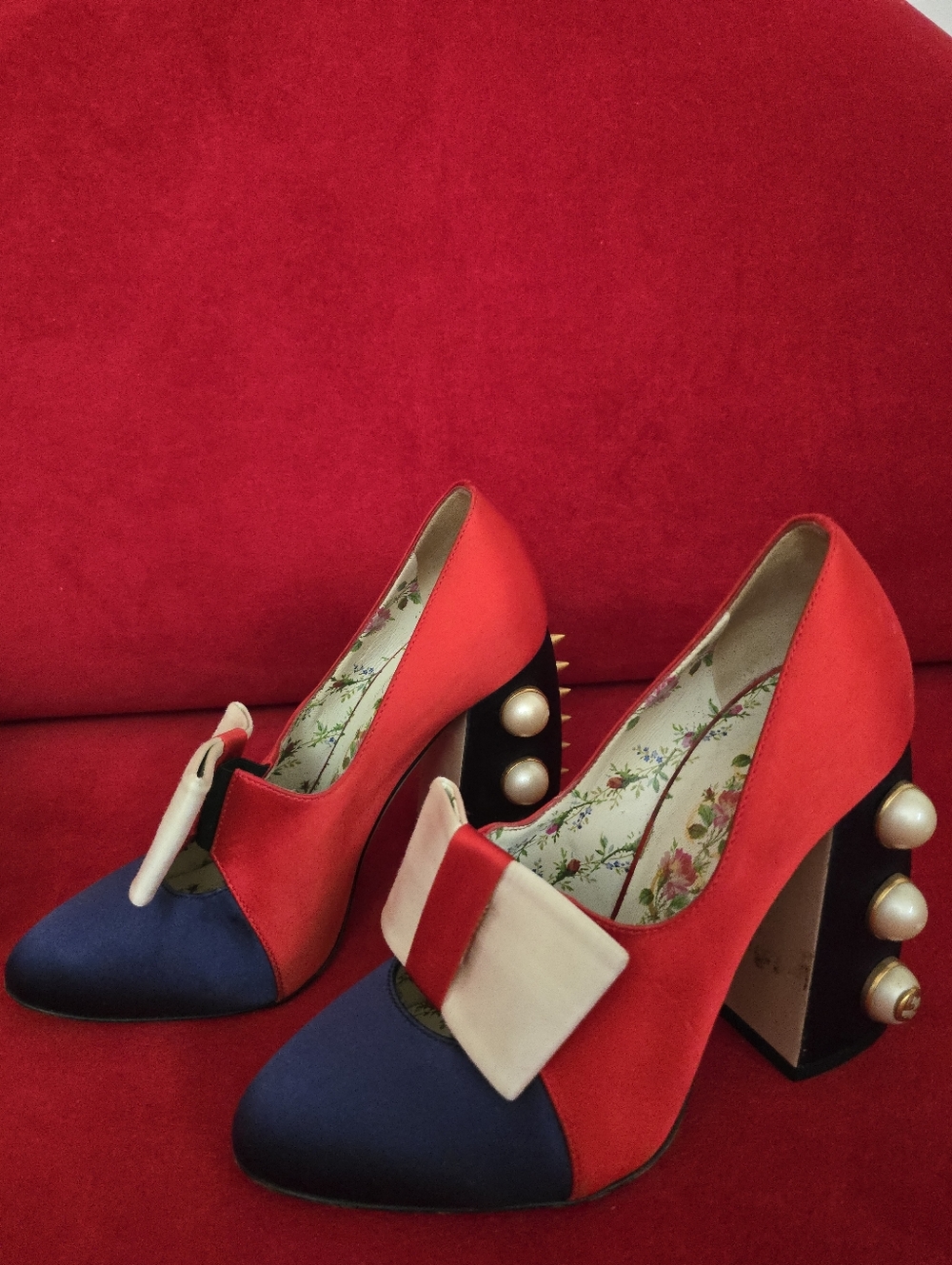 Gucci Luna Women's Two-Tone Navy and Red Bow Pumps - Picture 2 of 9